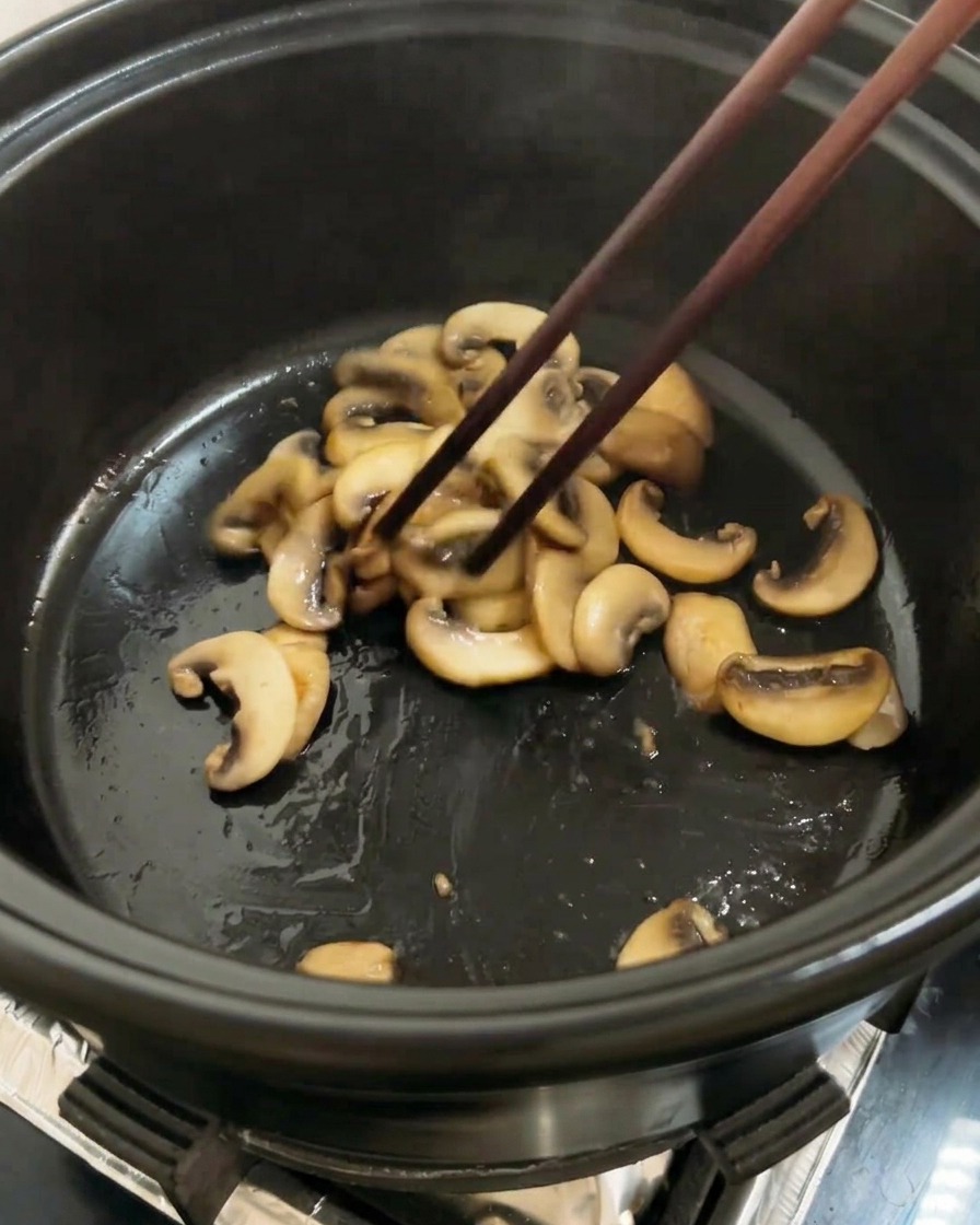 볶은 버섯 위에 깍둑썰기한 토마토를 넣는 모습