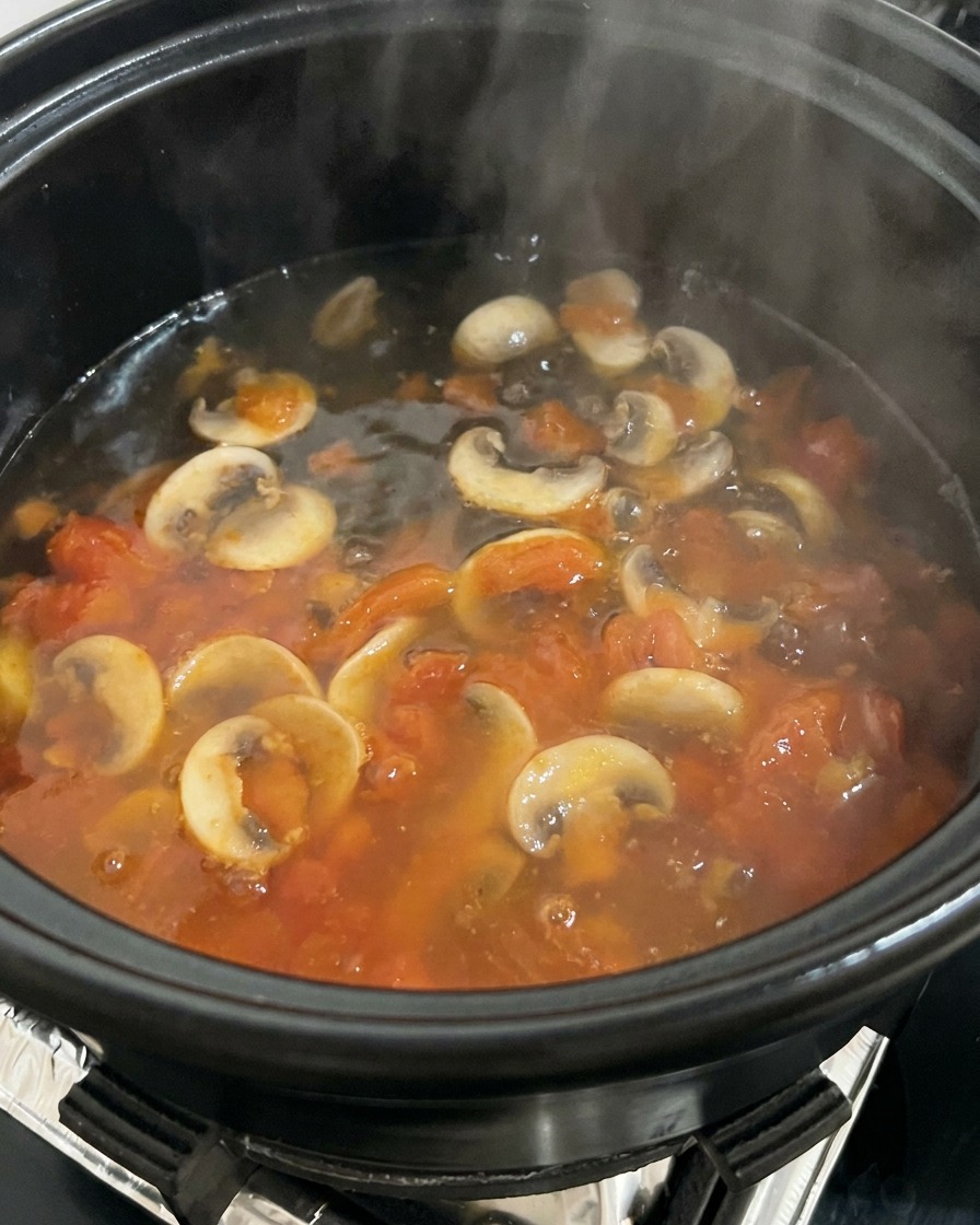 버섯과 토마토 위에 끓는 물을 부어 증기가 발생하는 모습
