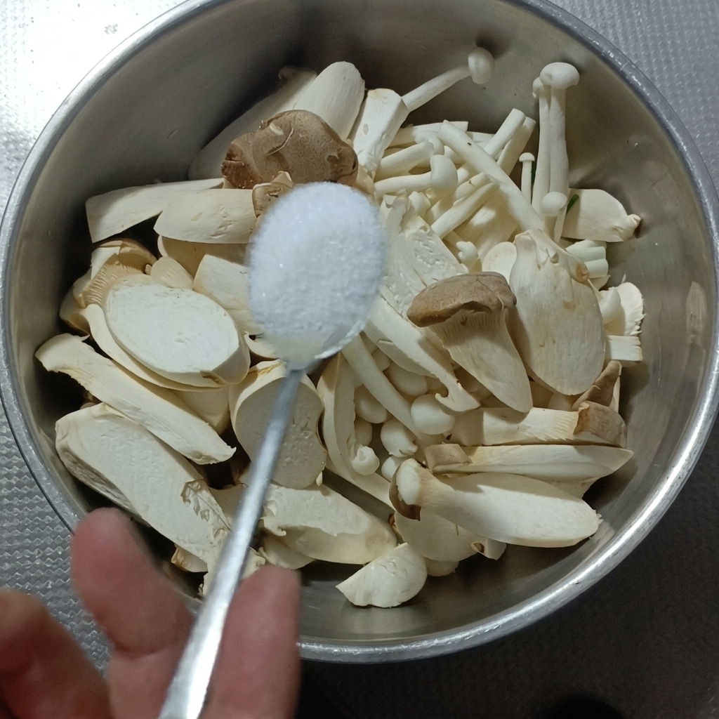 새송이버섯과 백만송이버섯을 소금물에 담가 세척하는 모습.
