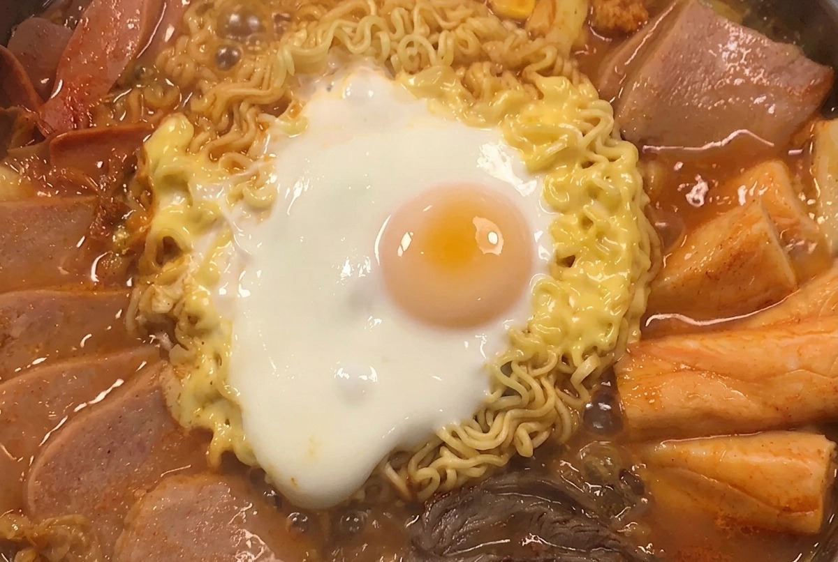 완성된 찌개에 옥수수와 대파를 올리는 모습
