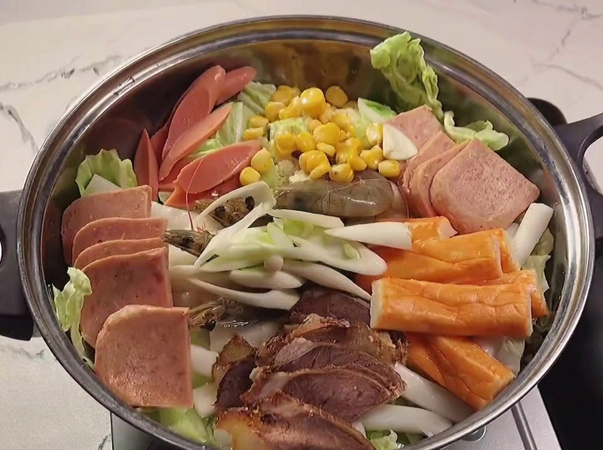 만든 양념장을 재료 위에 펴 바르는 모습