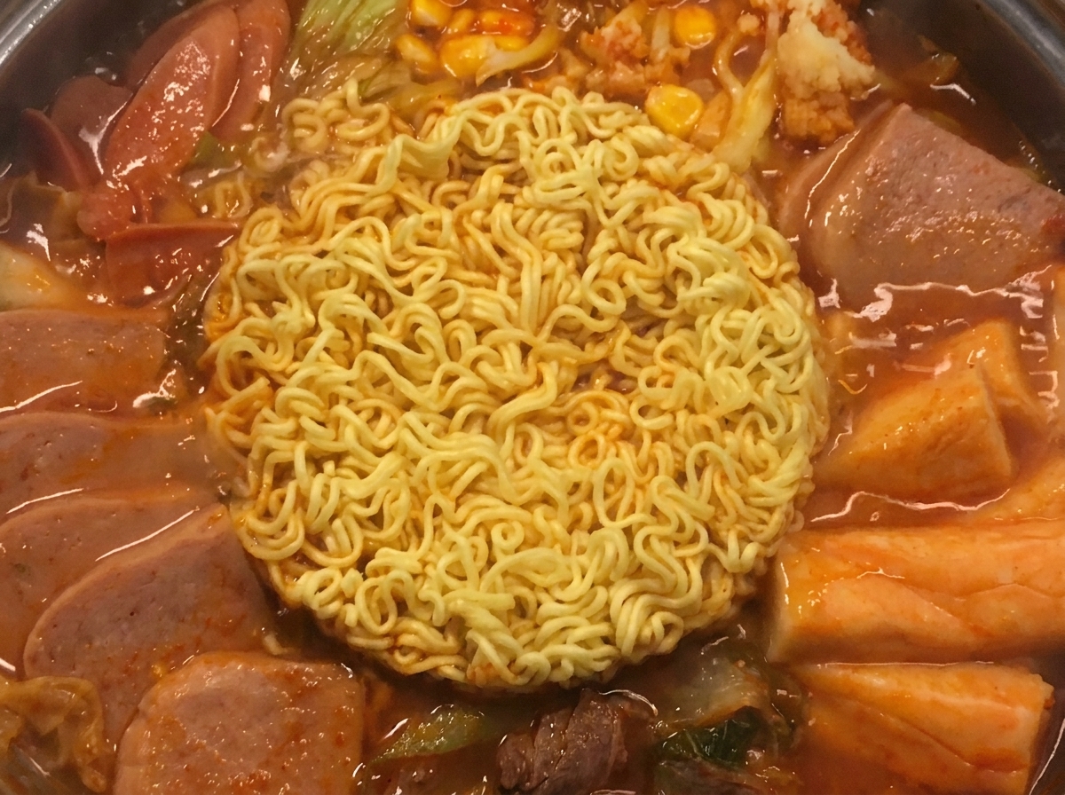 라면 위에 치즈를 올리는 모습