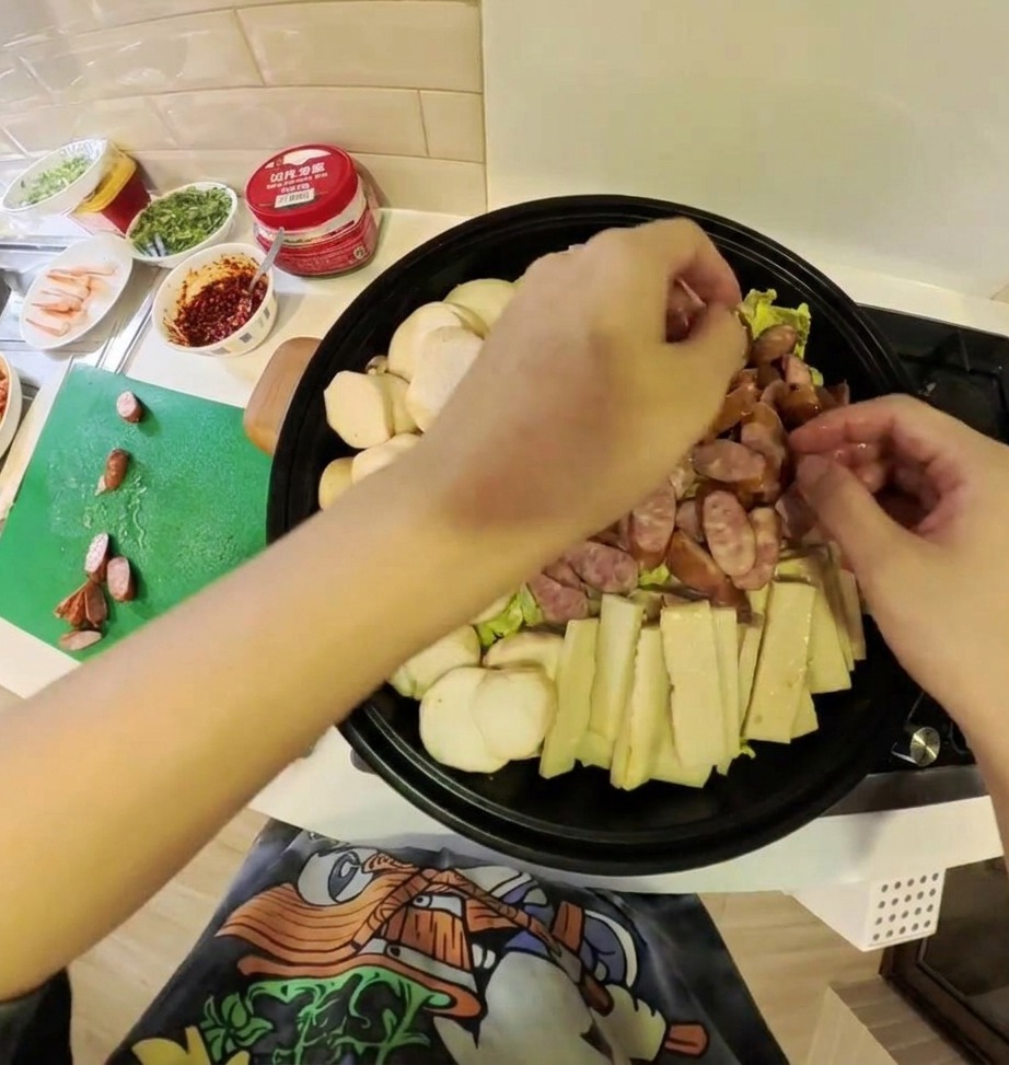 전골 냄비에 고기, 채소, 두부, 김치를 보기 좋게 돌려 담은 모습