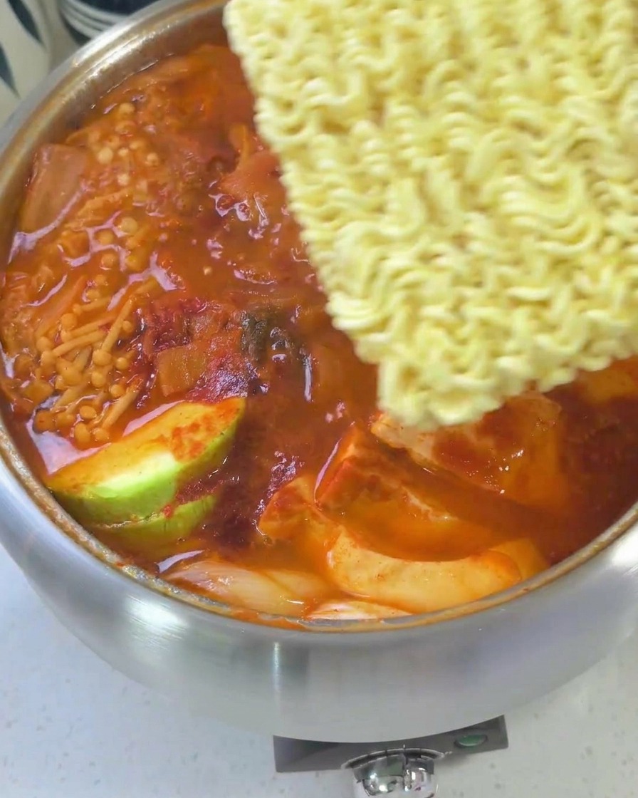 라면 사리와 치즈, 달걀을 올리고 마지막으로 완성되어가는 모습