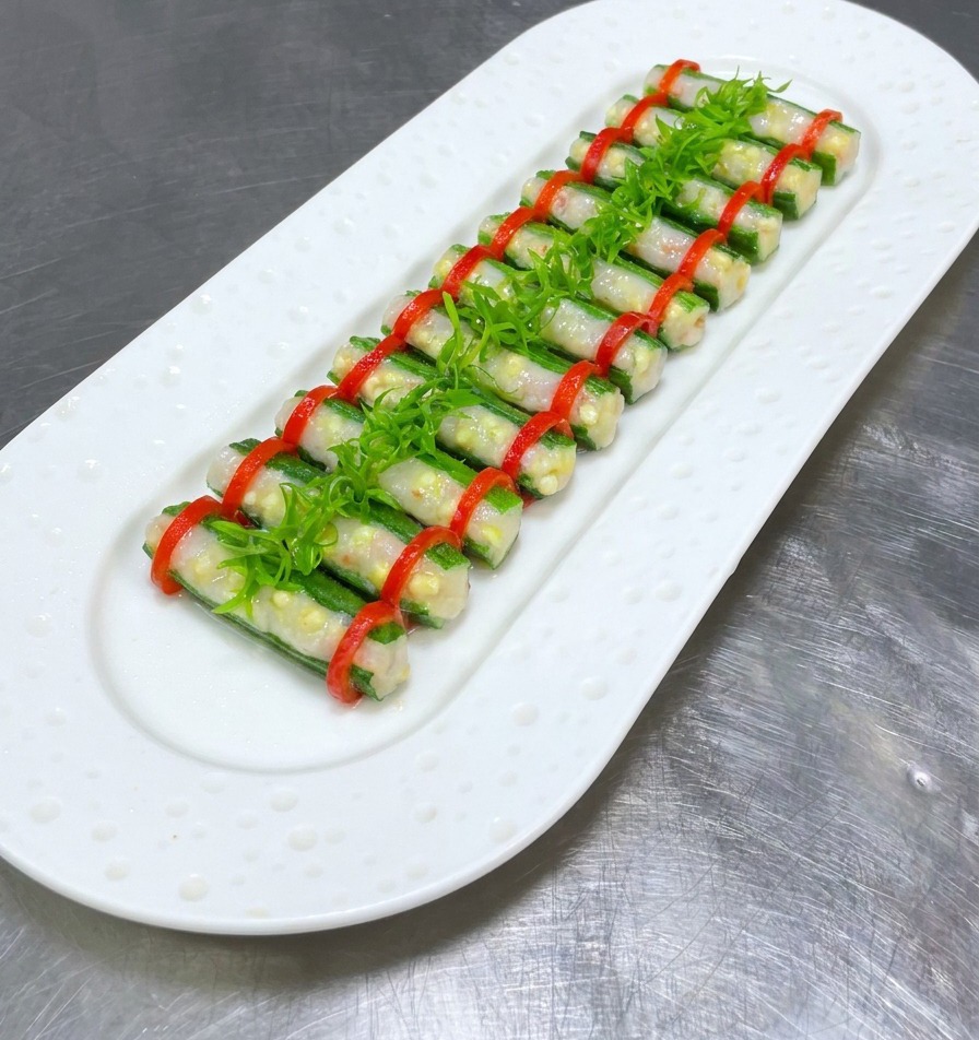 찐 오크라 중앙에 수북이 쌓인 파 채