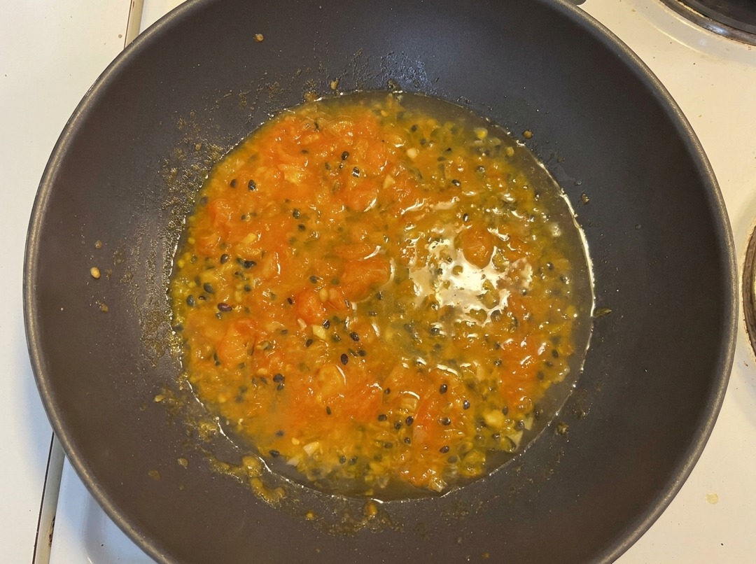 토마토와 패션프루트 베이스에 물을 부어 주황빛 육수가 만들어진 모습.