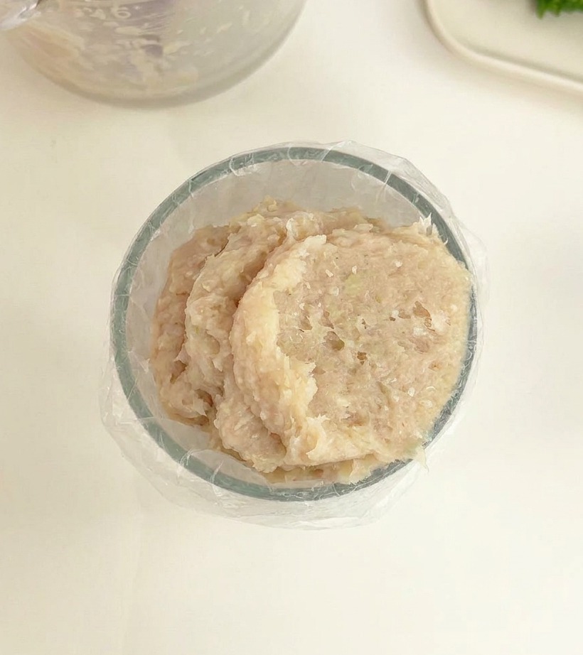 컵에 세워진 짤주머니 안에 고기 반죽을 깔끔하게 담는 과정.