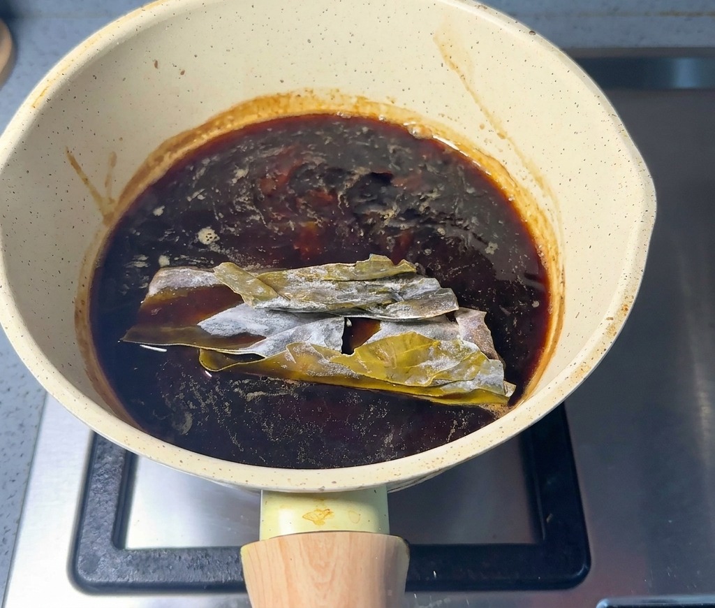 소스에 건다시마를 넣는 모습