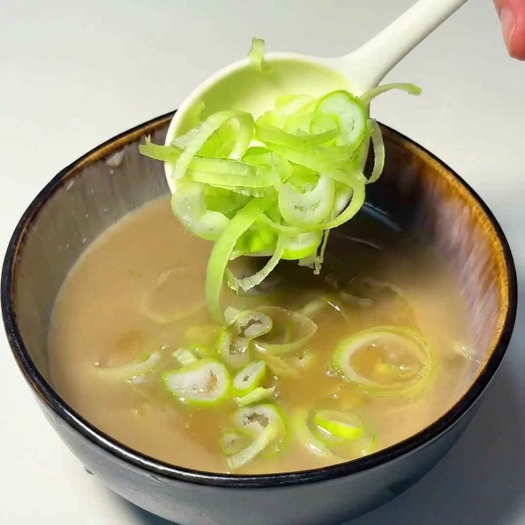 육수에 다진 파를 넣는 모습