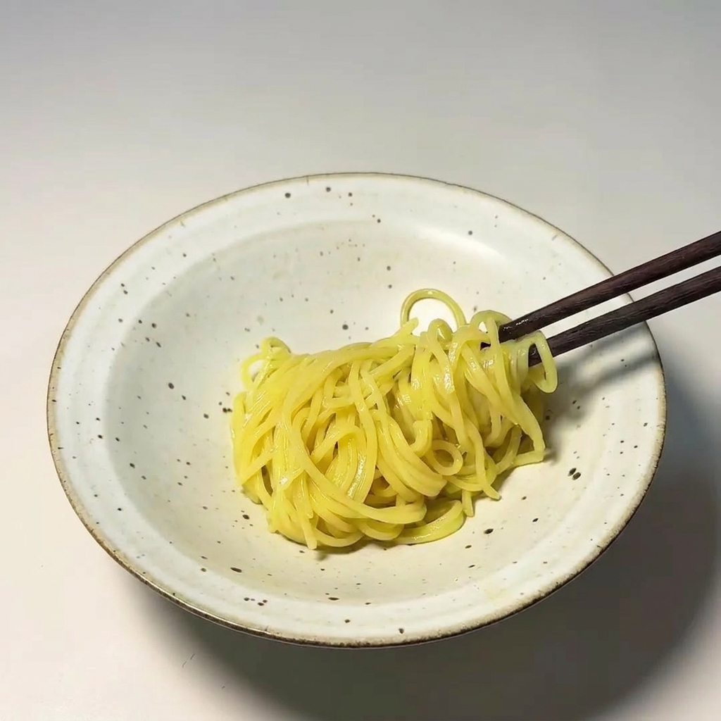 그릇에 삶은 라멘 면을 담는 모습