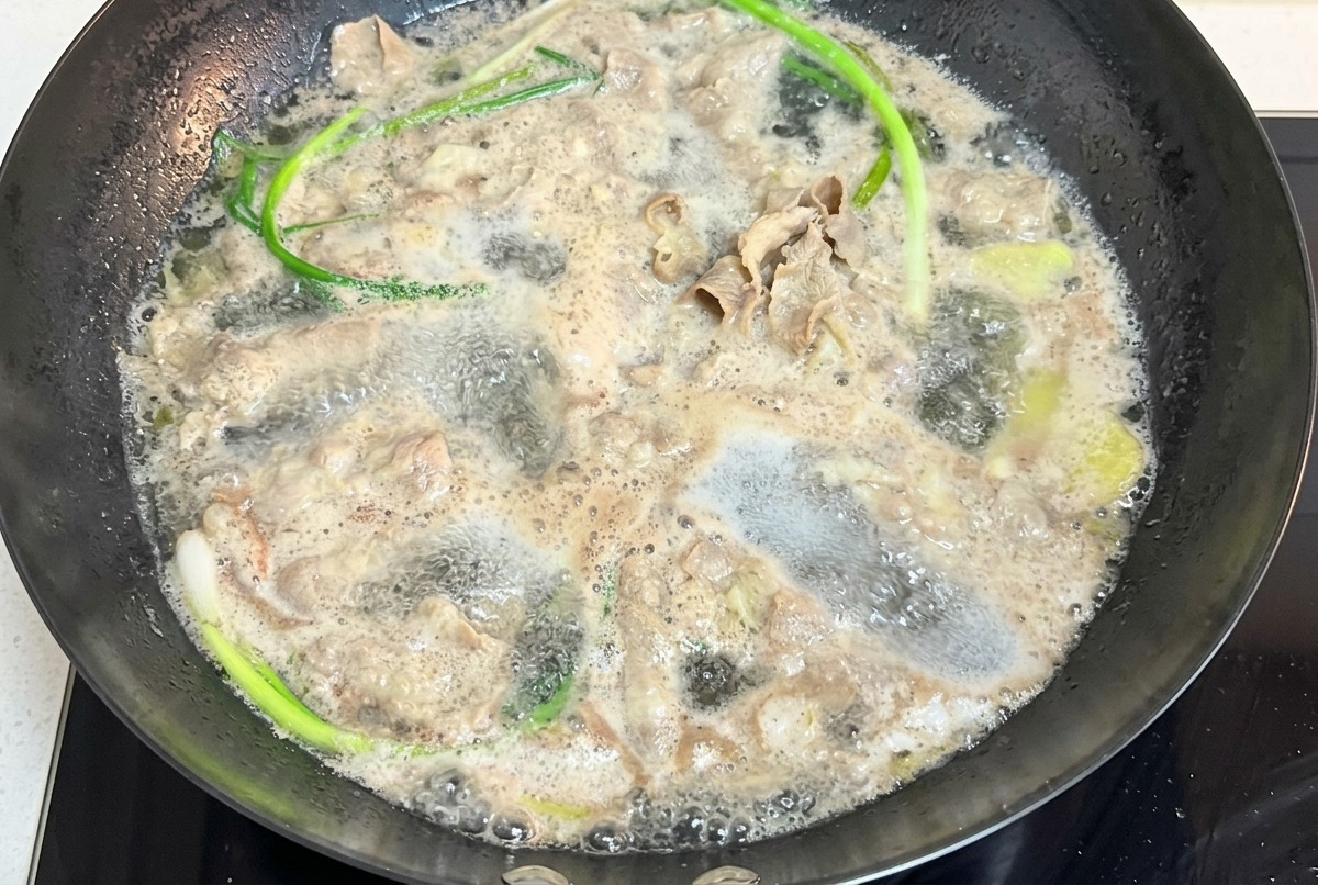 끓는 물에 대파와 함께 소고기 슬라이스를 데치는 모습.