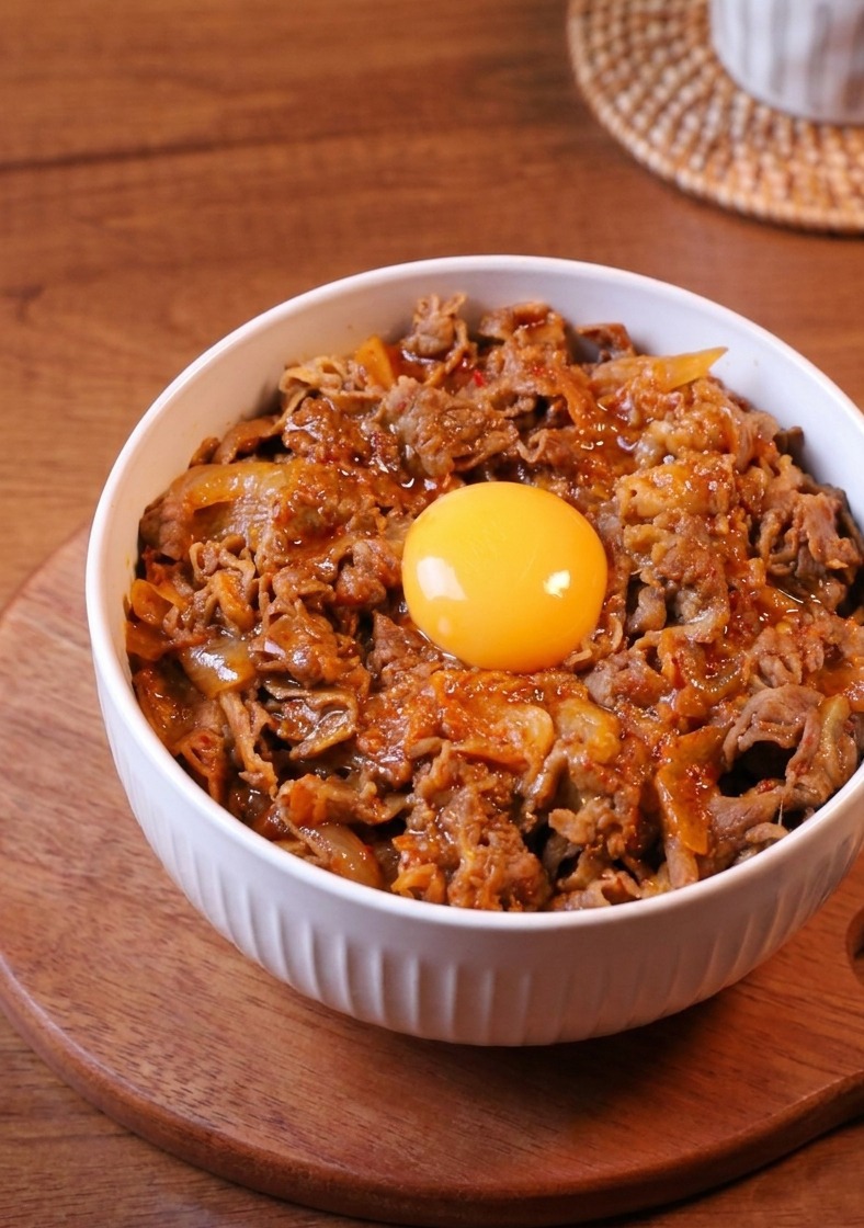 달궈진 팬에 얇은 우삼겹을 올리고 볶는 모습