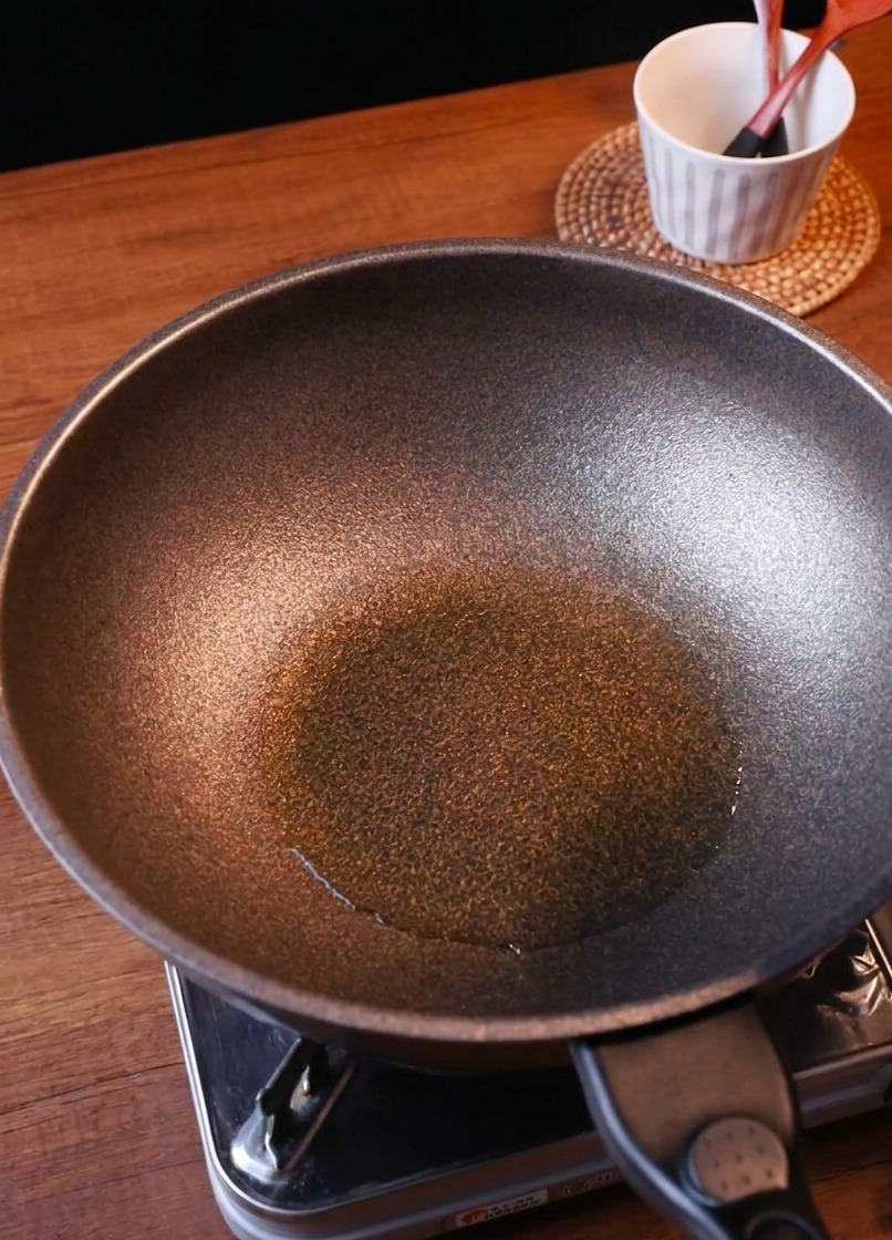 고기 기름이 남은 팬에 채 썬 양파와 김치를 넣는 모습