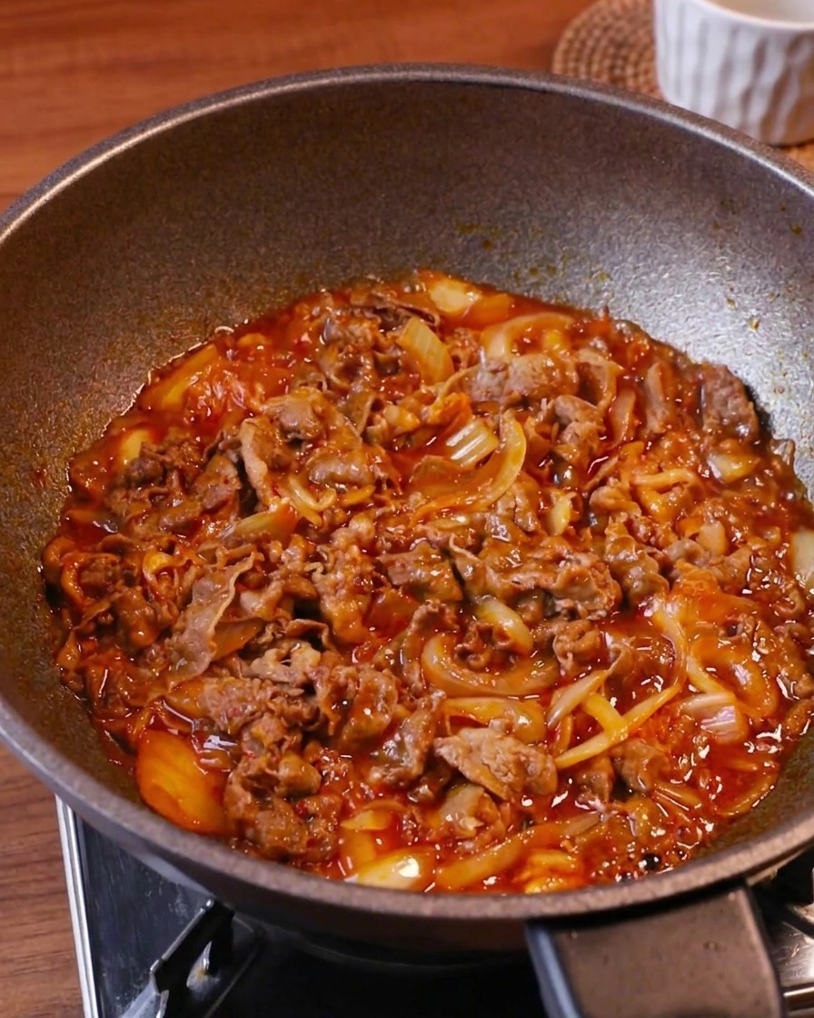 진한 소스가 보글보글 끓으며 고기에 코팅되는 모습