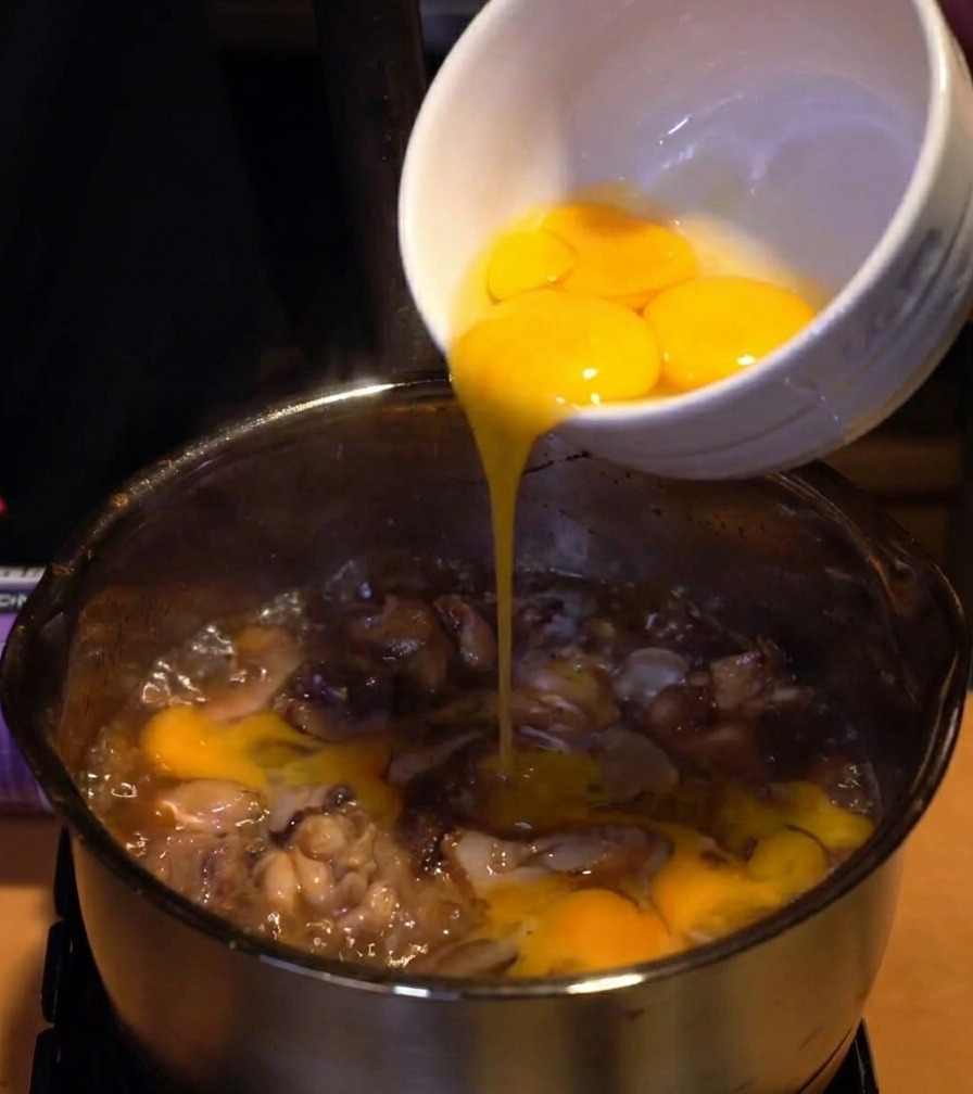 끓는 냄비에 계란 흰자를 원을 그리며 천천히 붓는 모습.