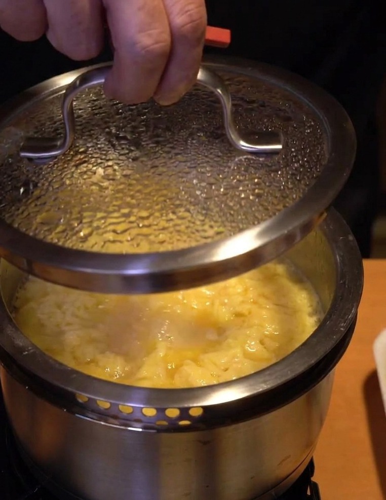 불을 끈 뒤 뚜껑을 덮어 마지막으로 뜸을 들이는 모습.