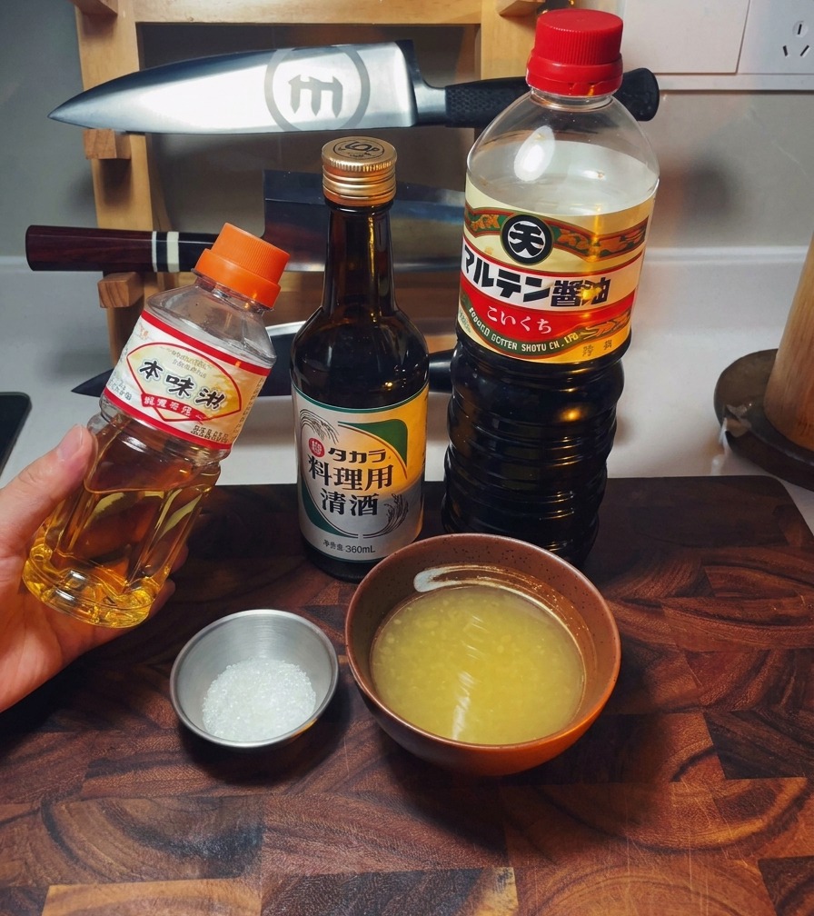미린, 사케, 간장, 치킨 스톡, 설탕을 가지런히 놓은 모습