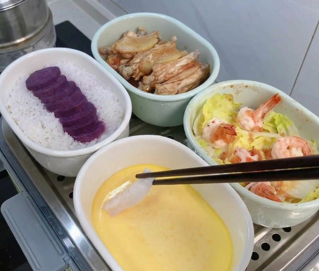 어느 정도 익어 굳은 달걀찜 표면 위에 젓가락으로 대구살을 올리는 모습.