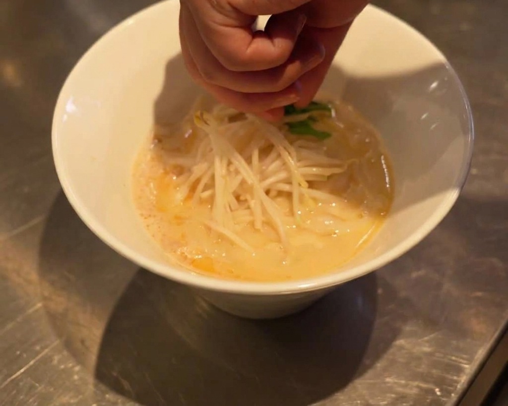 시금치를 올리는 모습