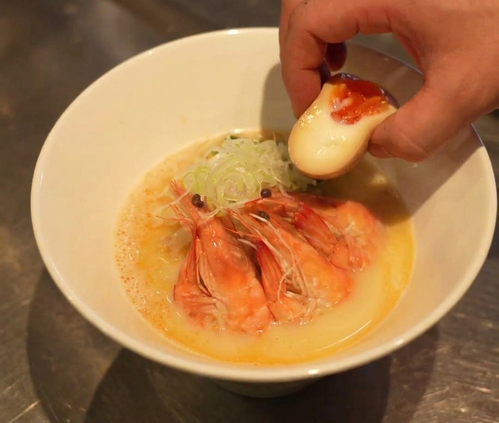 반숙란을 그릇에 담는 모습