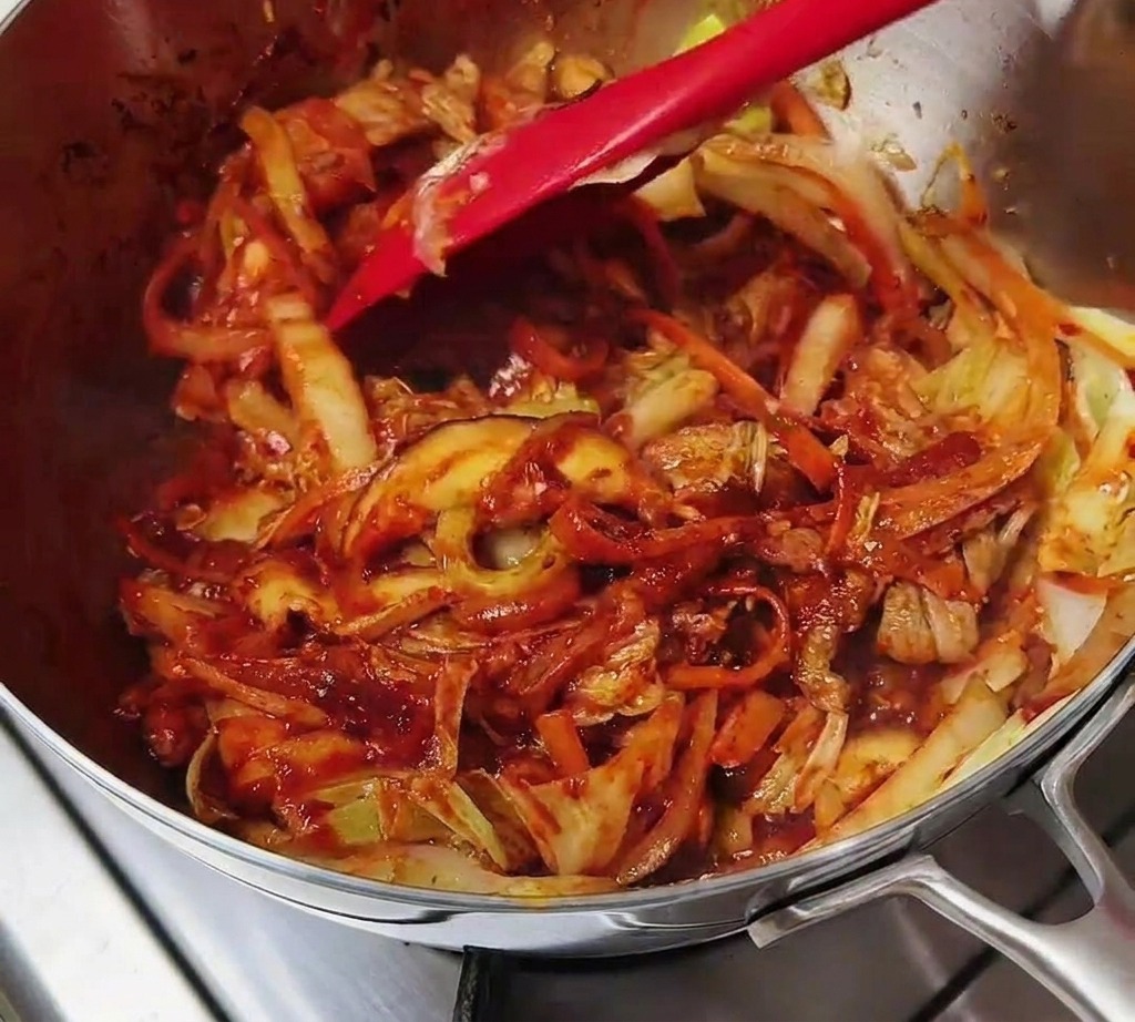 양념이 완전히 입혀진 재료들을 볶는 모습