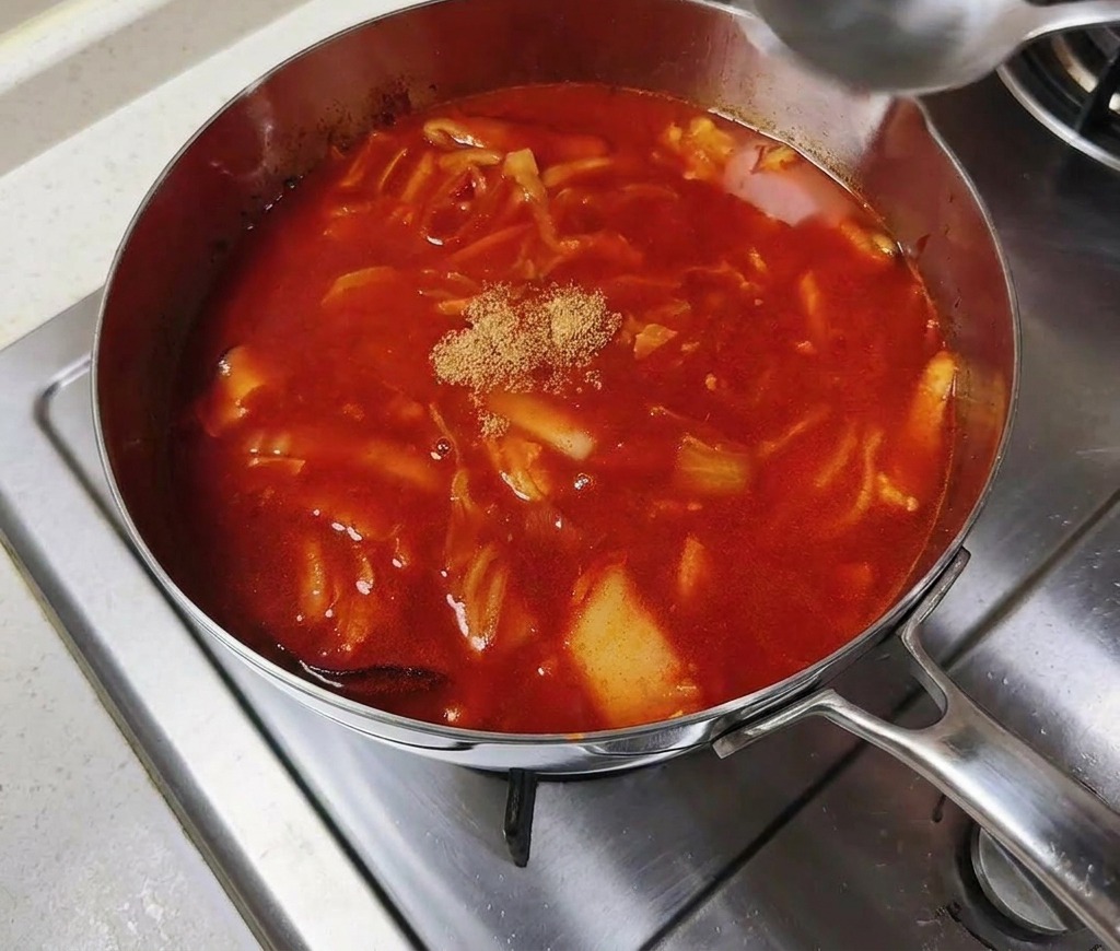 끓는 국물에 소고기 다시다를 넣는 모습