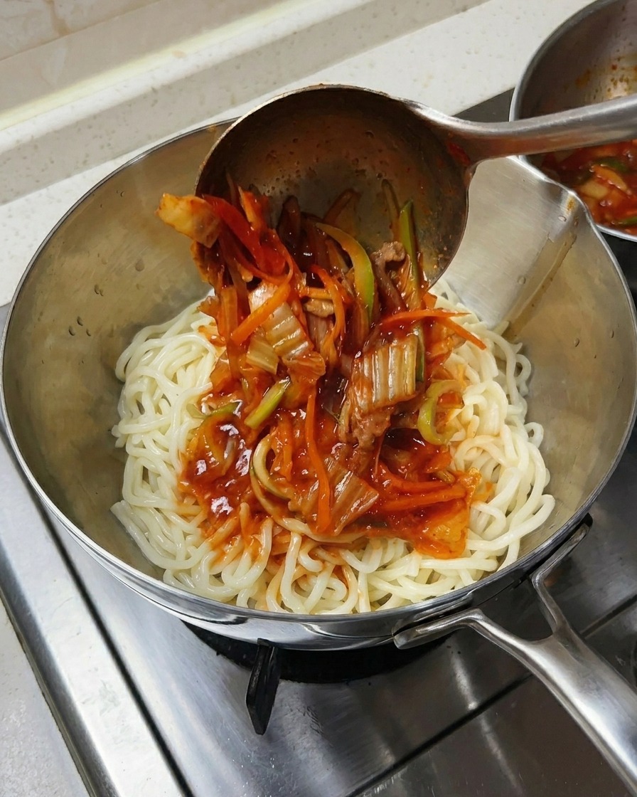 그릇에 담긴 면 위에 국물을 붓는 모습