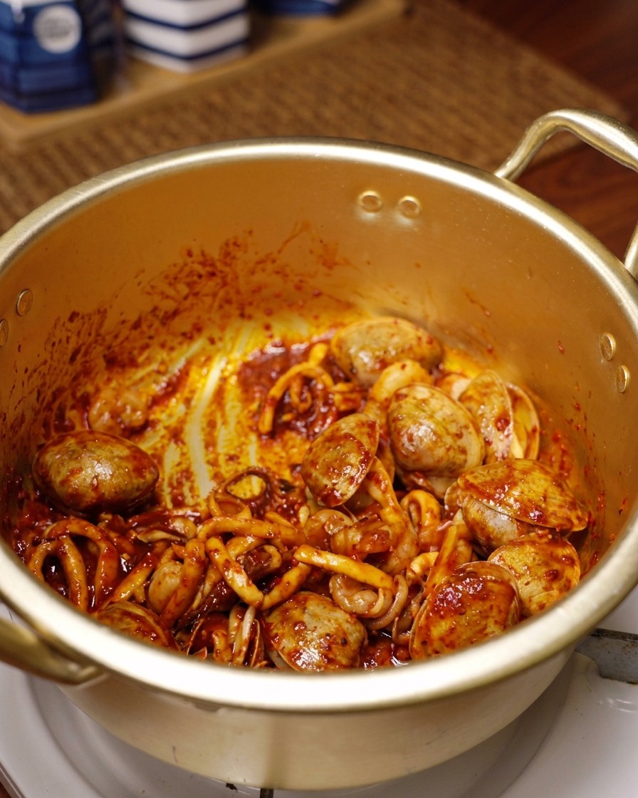 붉은 고춧가루 양념에 코팅되어 맛있게 볶아지고 있는 해산물들
