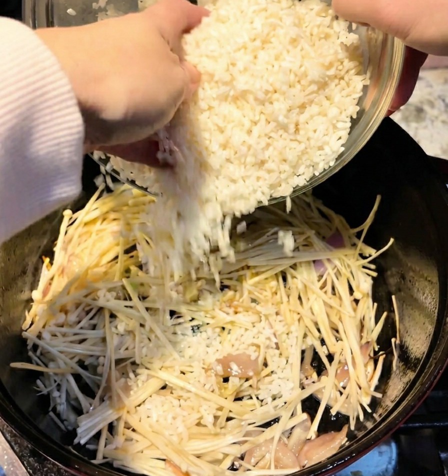 버섯이 든 솥에 깨끗이 씻은 쌀 2컵을 붓는 모습.