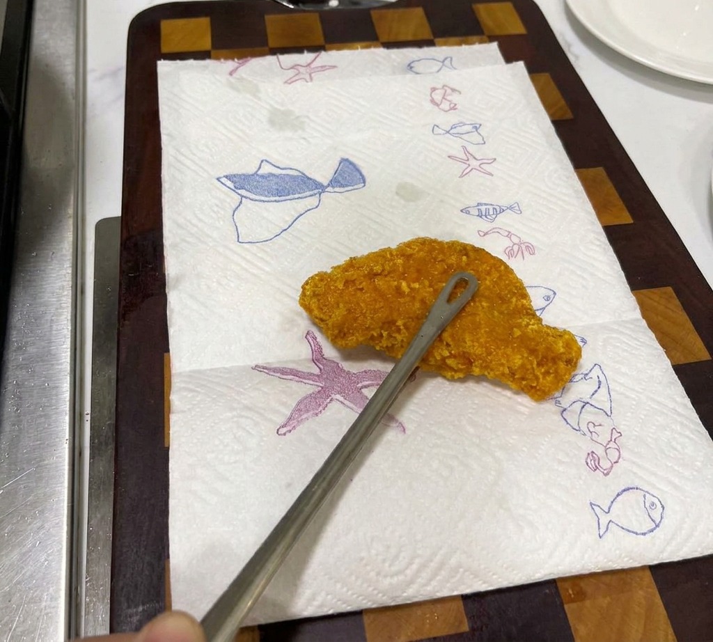 키친타월 위에 올려 기름을 빼고 있는 치킨까스