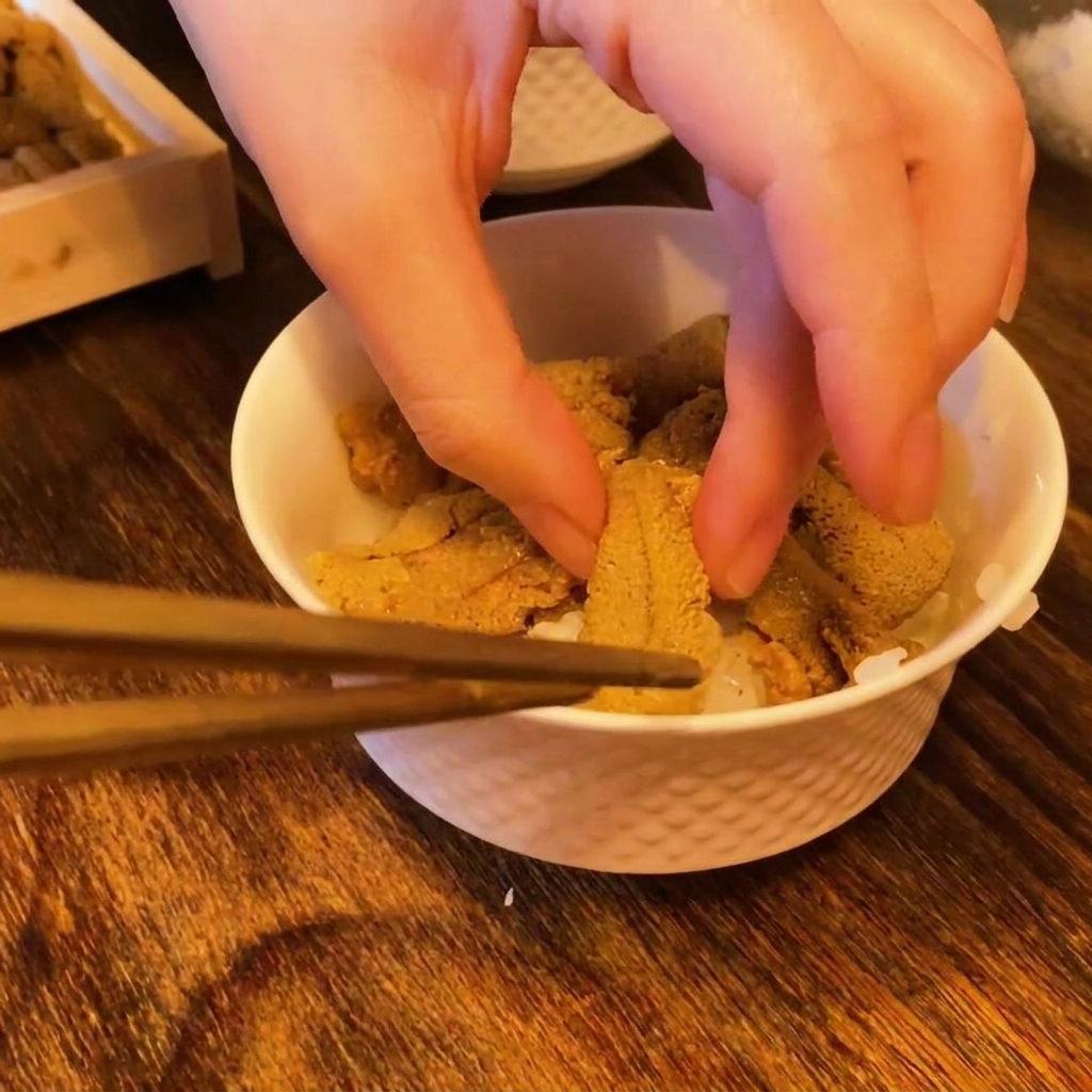 초밥 위에 성게알을 올리는 모습