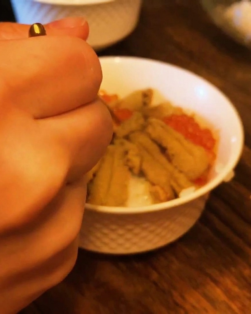 성게알 사이사이에 연어알을 채우는 모습
