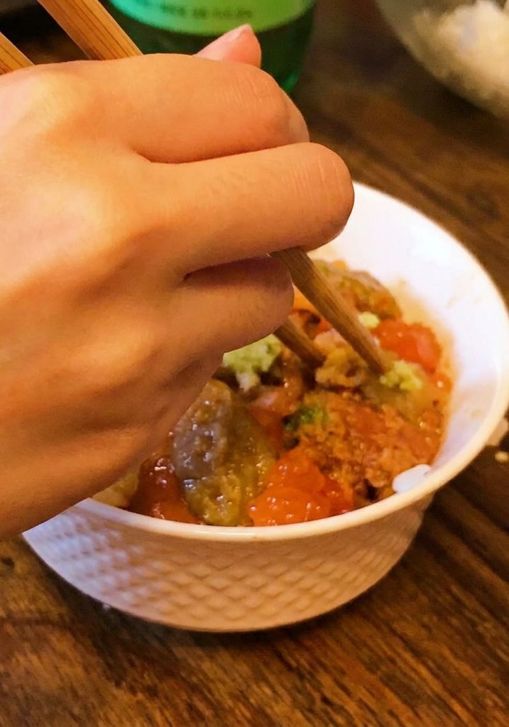 덮밥 중앙에 와사비를 올리는 모습