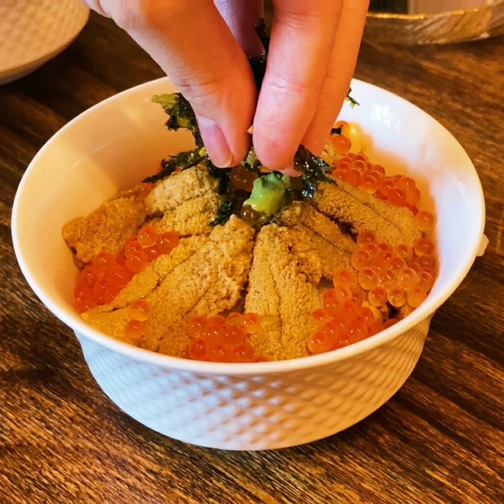덮밥 위에 김가루를 뿌리는 모습