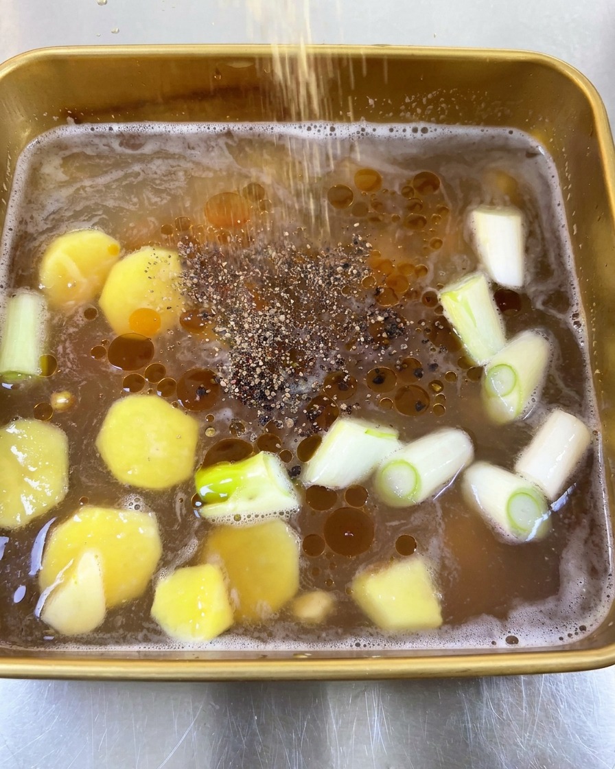 양념 위에 흑후추 가루를 뿌리는 모습.
