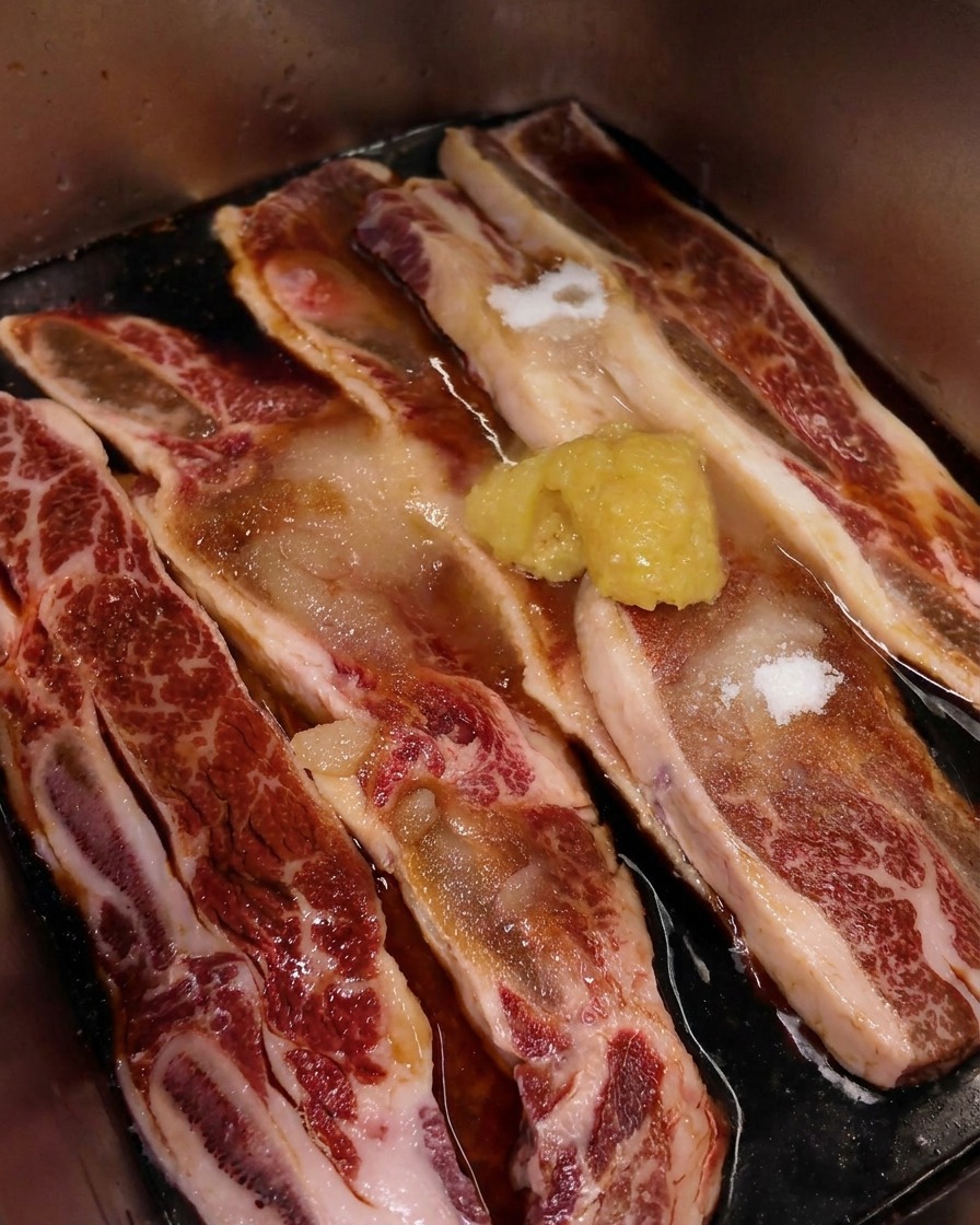 간장 양념에 재워진 갈비 위에 듬뿍 올려진 다진 마늘.