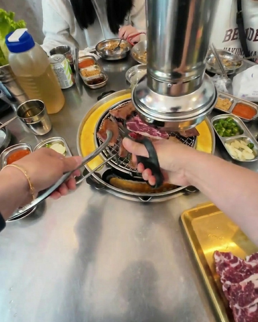 갈비를 한입에 먹기 좋은 정사각형 모양으로 작게 자르는 상세 샷.