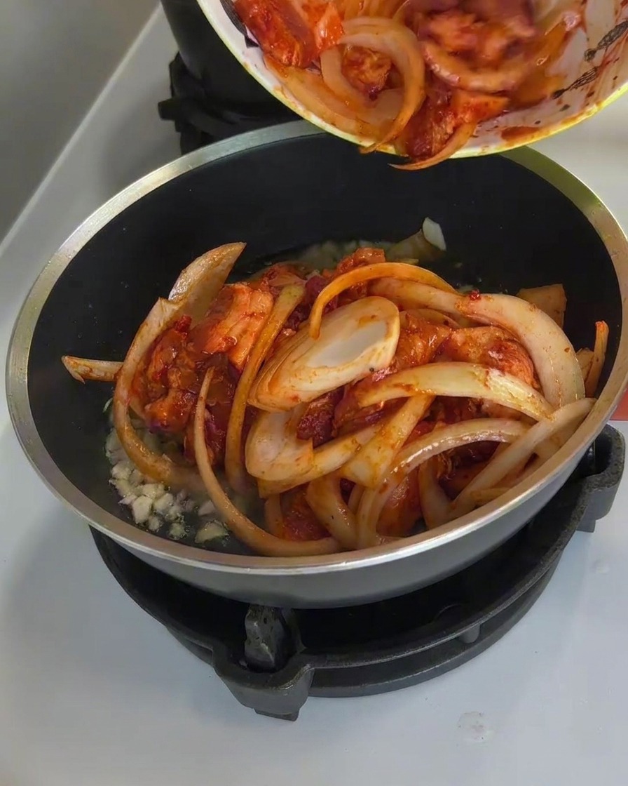 팬에서 김이 모락모락 나며 맛있게 익어가는 제육볶음.