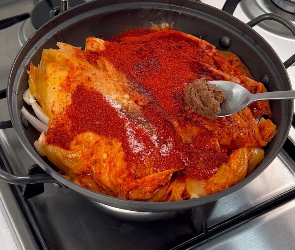 매콤한 양념 위에 구수한 된장 반 큰술을 얹어 잡내를 잡는 모습.