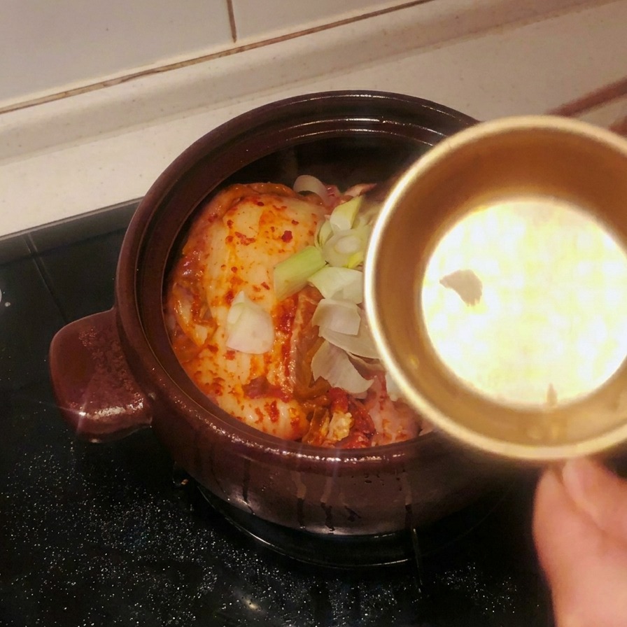 대파와 편마늘을 김치 위에 올리는 모습