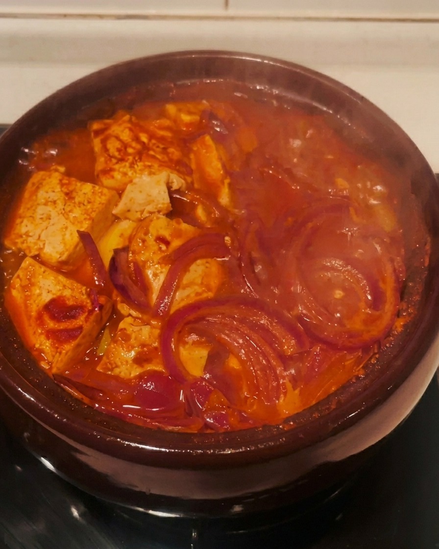 보글보글 맛있게 끓고 있는 김치찌개의 완성 단계