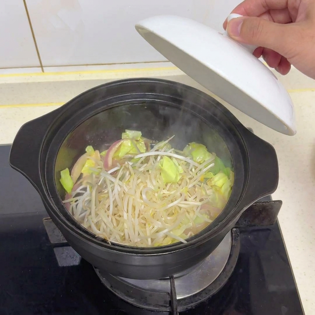 양배추와 함께 콩나물을 한 줌 넣어 볶는 모습