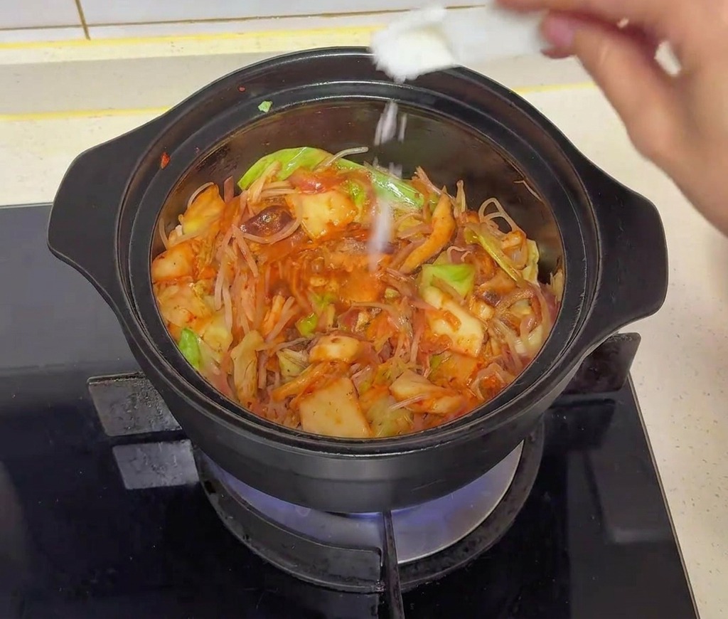 작은 스푼으로 설탕을 솔솔 뿌리는 모습