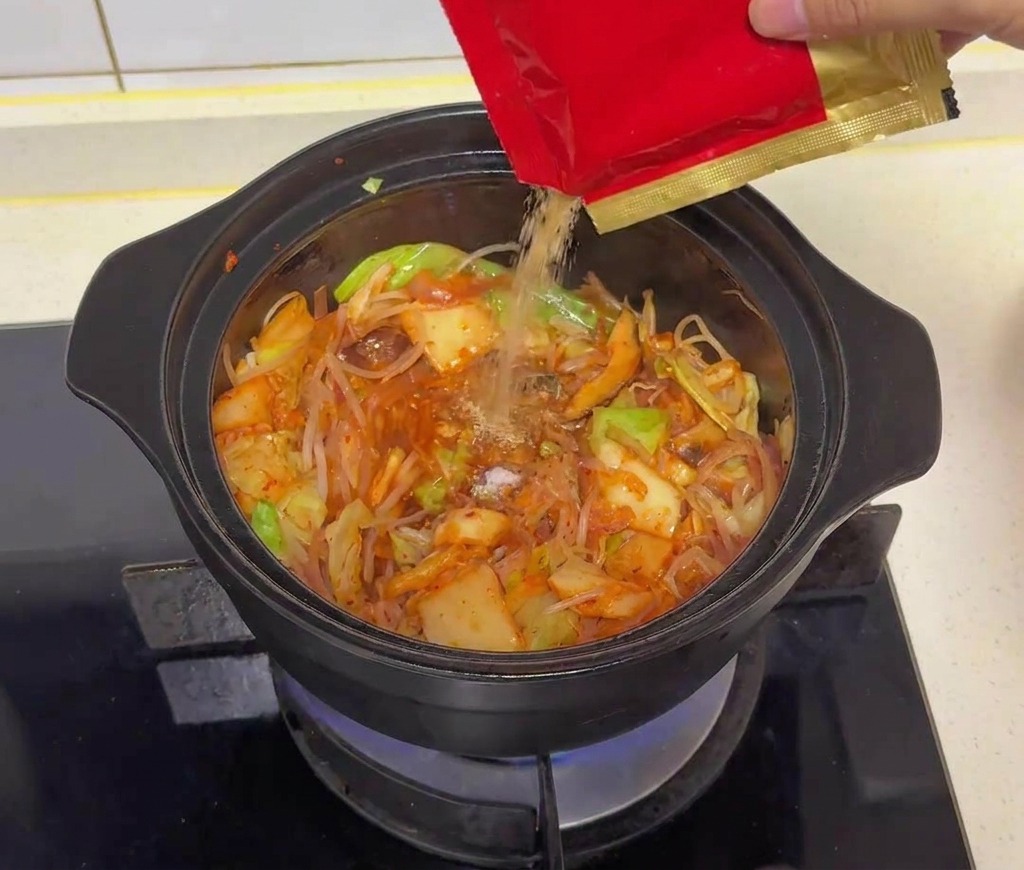 소고기 다시다 가루를 냄비에 넣는 모습