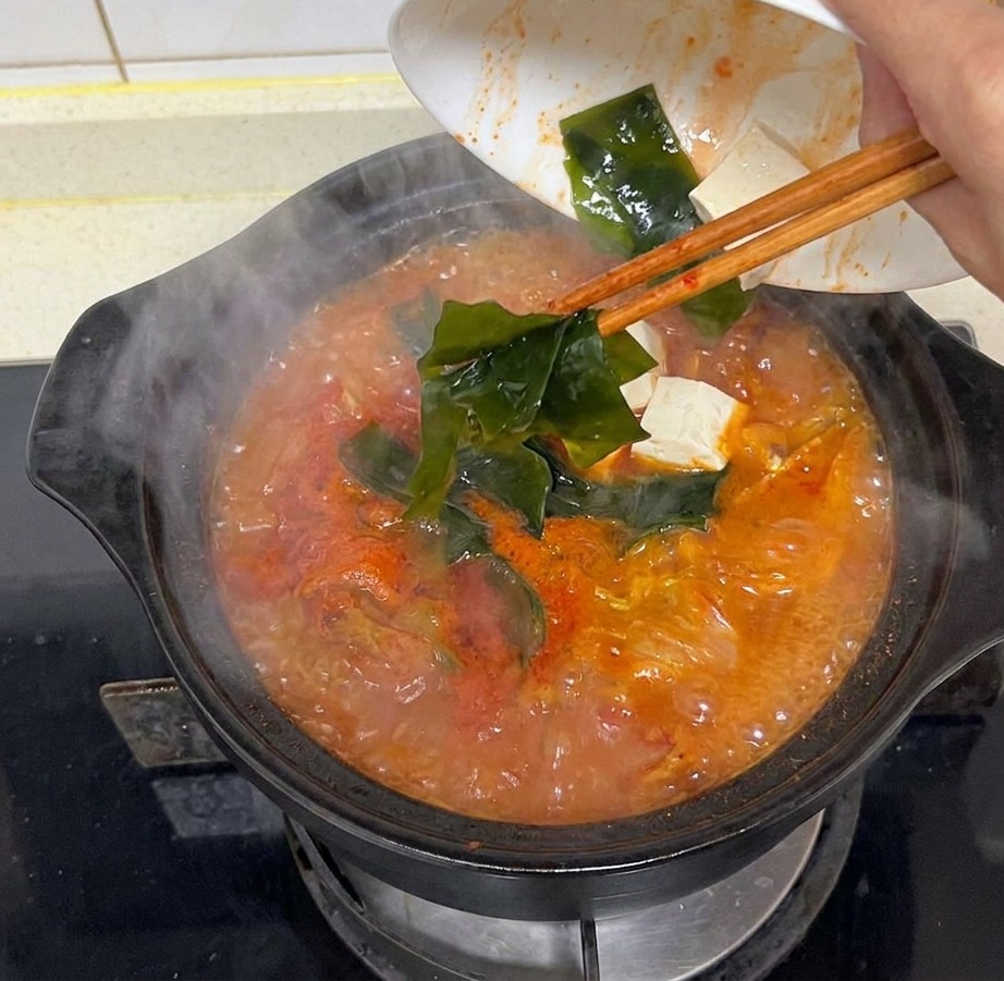 보글보글 끓는 국물에 다시마를 넣는 모습