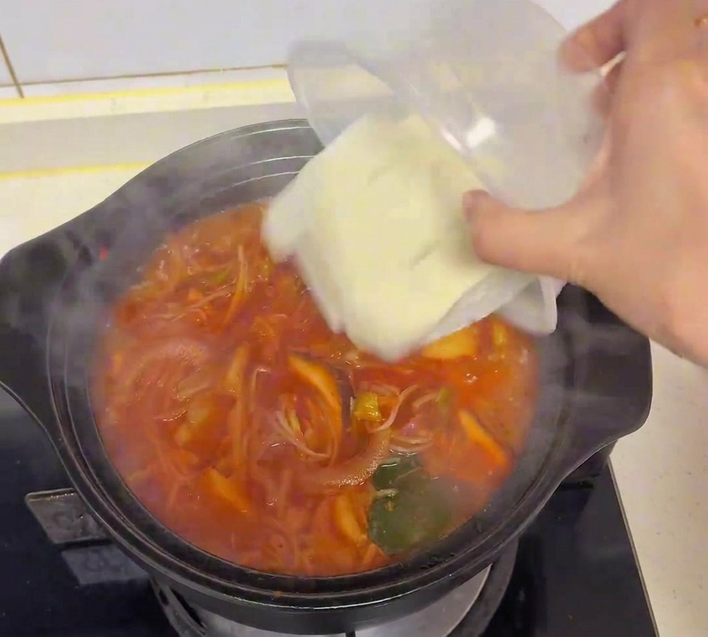 용기에서 부드러운 순두부를 국물에 넣는 모습