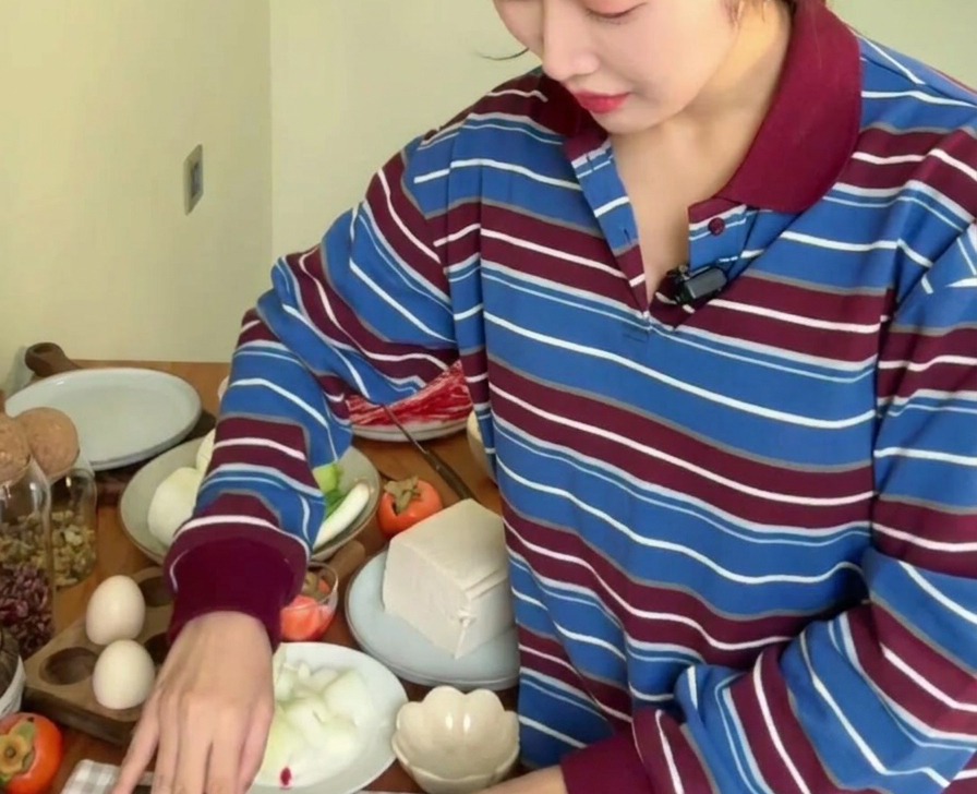 양파, 애호박 등 채소 옆에서 마늘을 잘게 다지고 있는 모습