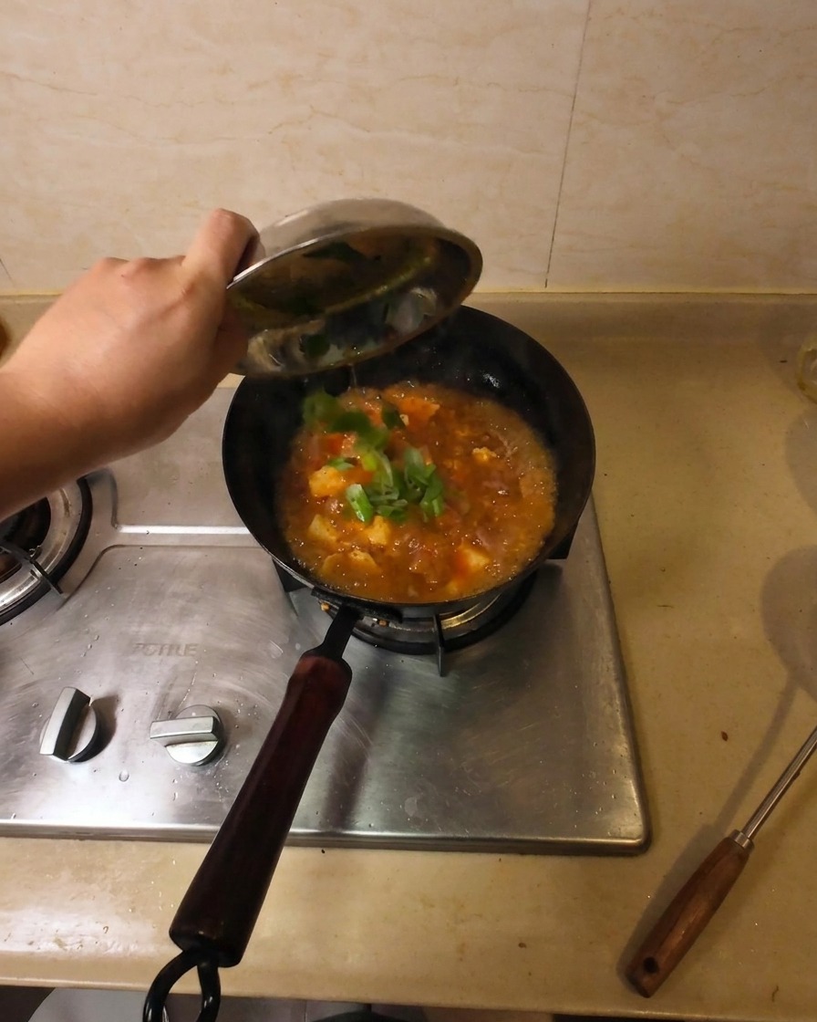 송송 썬 대파를 끓는 찌개 위에 뿌리는 모습
