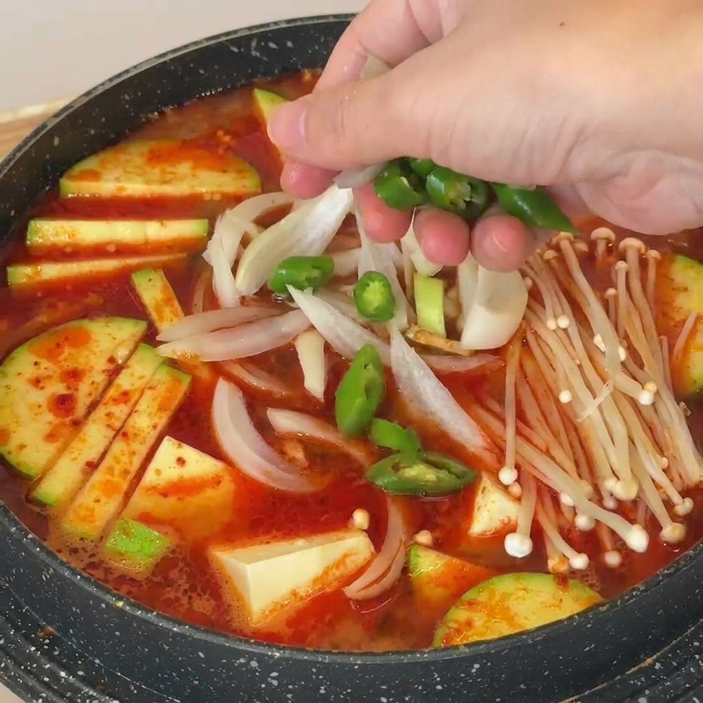 고추 슬라이스를 올린 된장찌개가 냄비 안에서 끓고 있는 모습