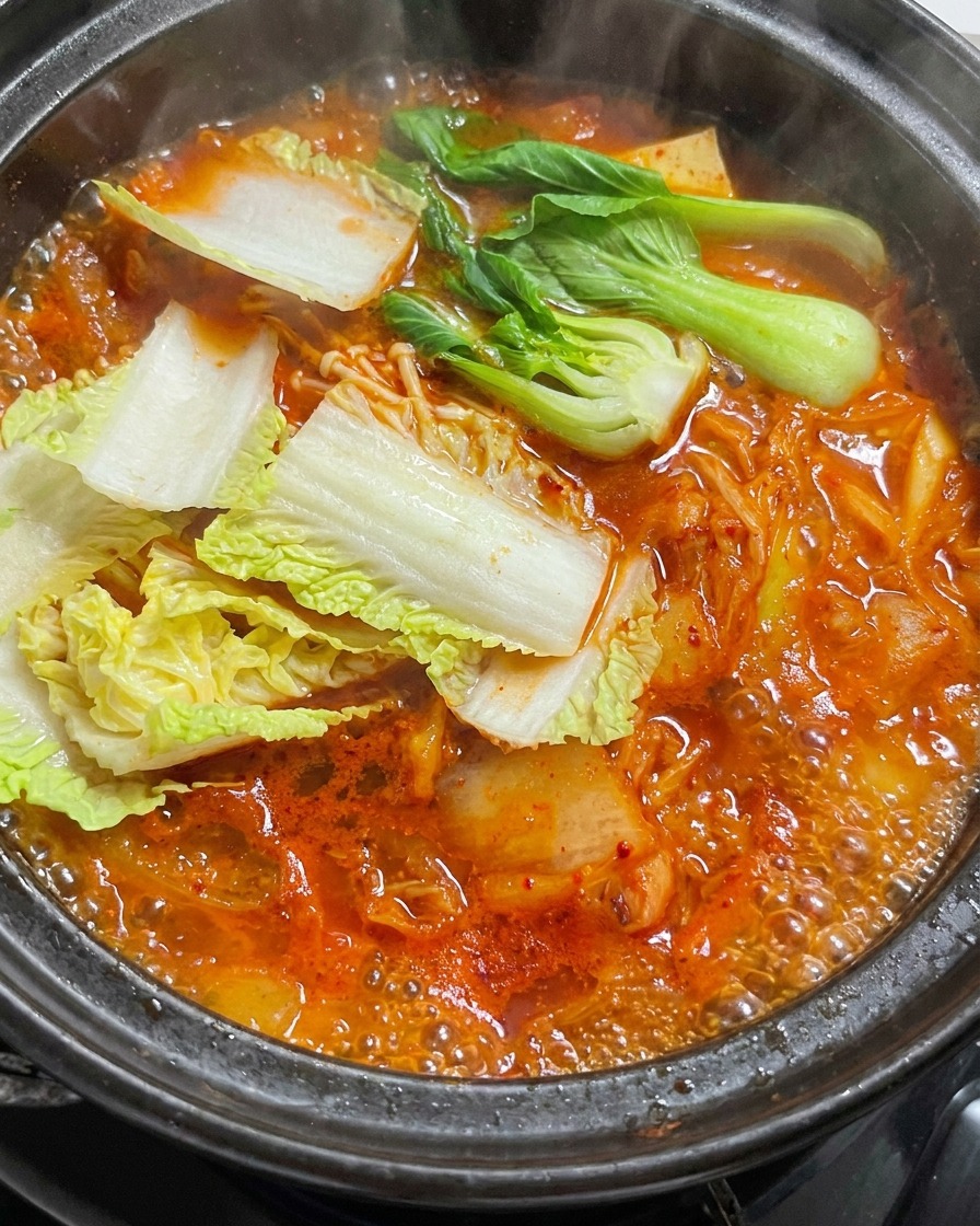 끓는 국물에 배추를 넣는 모습